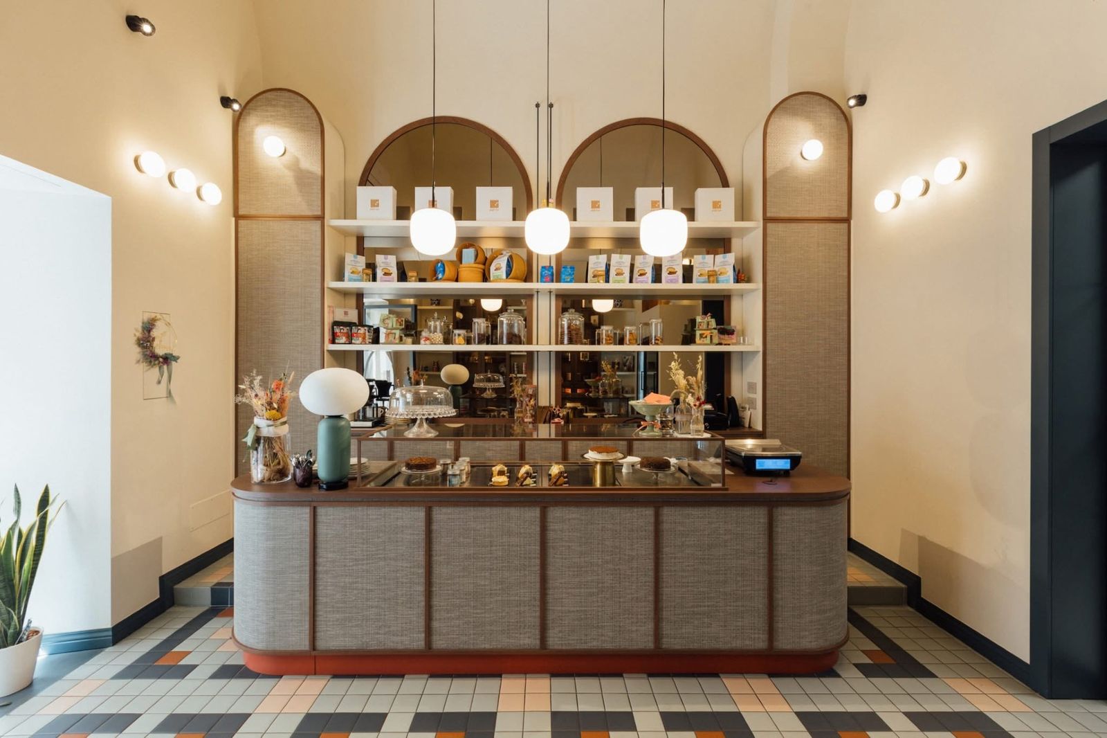 Banco ad archi e scaffalature della Rosy's Bakery